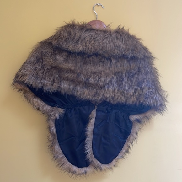 BRIDAL PARTY STOLES.  8 Elegant faux fur stoles Qty:8 - Picture 2 of 2